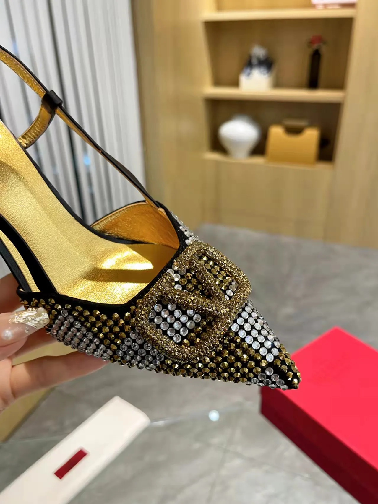 👟👟Ex-factory price 440👟👟 Genuine leather sole + 40 Kloesch diamond buckle Valentino.Valentino big v buckle single shoes ㊙️Latest series of counter genuine version with perfect details. Authentic products are made one to one. All details are consistent with genuine ones. The upper foot is very pedicure type. The key point is that it is very good and easy to control. It does not wear the feet and does not tire the feet. It is a walking artifact. The last shape is completely compared to the counter. The details are perfect. It is impossible to make such an exquisite product without the original version. Exclusive molded brass color. The highest version on the market. Fabric: imported sheepskin, lining and foot pads are all sheepskin. Color: 13 colors available. Sizes (34 to 42). Customized size 34 and 42. Non-returnable and non-exchangeable. Heel height: 7CM. Rubber sole. Genuine leather sole +40